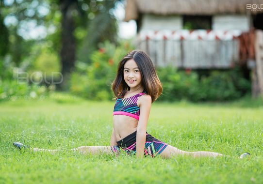 Báo Phụ Nữ Life: Bộ ảnh tự tin với nhiều biểu cảm đáng yêu của cô bé Việt đạt giải Hoa hậu tài năng ...