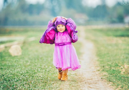 Báo Phụ Nữ Life: Một buổi chiều trên đồng cỏ lộng gió của cô bé đáng yêu mới tuổi lên 2