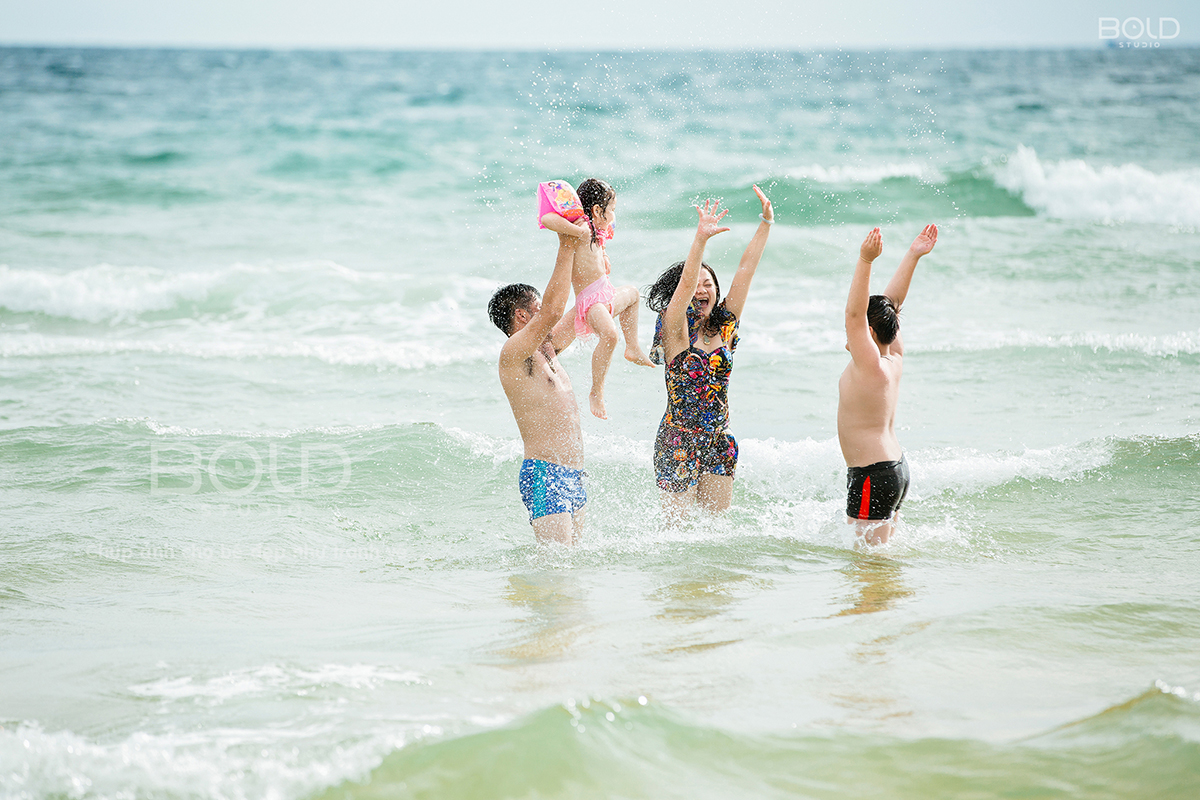 Một bức ảnh gia đình tại bãi biển đầy nắng và gió làm bạn nhớ đến những kỷ niệm đáng nhớ với gia đình của mình. Để lưu giữ những khoảnh khắc này, hãy đến với bức ảnh gia đình ở biển, chắc chắn sẽ là một trải nghiệm tuyệt vời cho cả gia đình bạn.